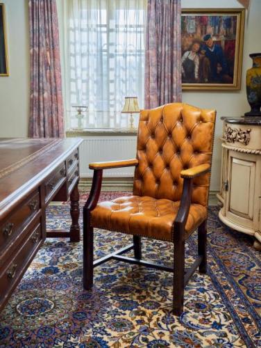 Kožené křeslo k psacímu stolu Chesterfield Kožené křeslo k psacímu stolu Chesterfield