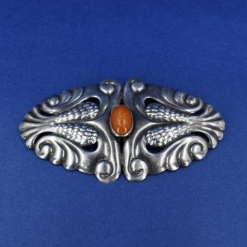 Stříbrná brož s jantarem Stříbrná brož s jantarem