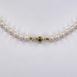 Perlový náhrdelník se zlatým uzávěrem Perlový náhrdelník se zlatým uzávěrem