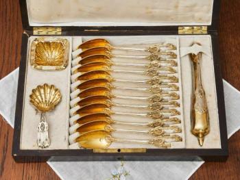 Luxusní stříbrná čajová sada s monogramem SG Luxusní stříbrná čajová sada s monogramem SG