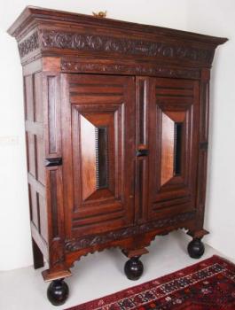 Raně barokní skříň zdobená řezbou cca 1700 Raně barokní skříň zdobená řezbou cca 1700