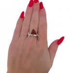 Stříbrný extravagantní prsten s trianglovým jantar Stříbrný extravagantní prsten s trianglovým jantar