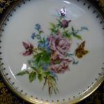 Tři talíře s květinami a motýly Tři talíře s květinami a motýly