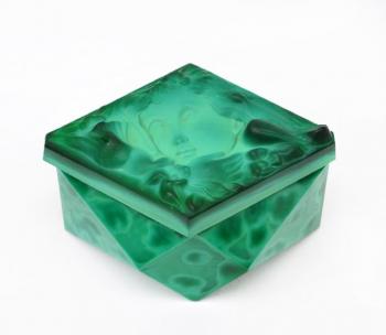 Hranatá dóza z malachitového skla Hranatá dóza z malachitového skla