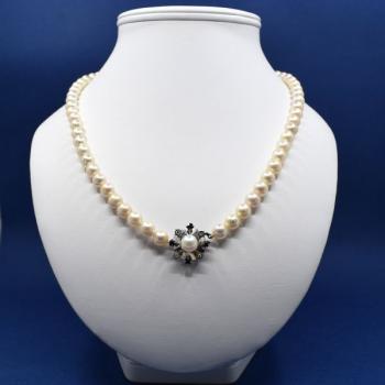 Perlový náhrdelník se zlatým uzávěrem Perlový náhrdelník se zlatým uzávěrem