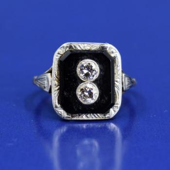 Zlatý prsten s onyxem a brilianty Zlatý prsten s onyxem a brilianty