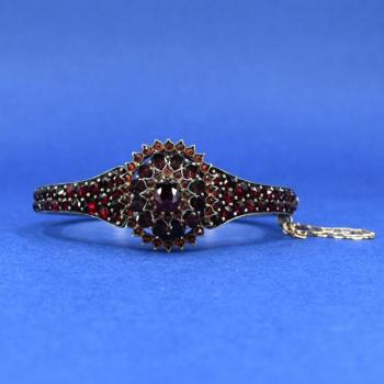 Granátový pevný náramek s růžicí Granátový pevný náramek s růžicí