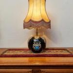 Starožitná stolní lampa s erbem a putti Starožitná stolní lampa s erbem a putti