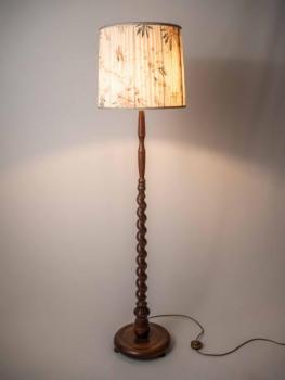Starožitná stojací lampa na tordované noze Starožitná stojací lampa na tordované noze