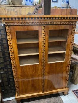 Knihovna zdobená ornamenty  Knihovna zdobená ornamenty