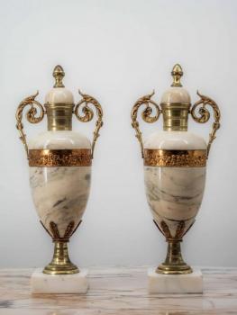 Párové cassolettes vázy z mramoru Párové cassolettes vázy z mramoru