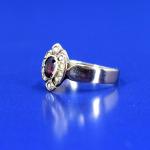 Zlatý prsten s granátem a perličkami, Vídeň, 1905 Zlatý prsten s granátem a perličkami, Vídeň, 1905