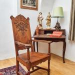 Křeslo HERVE z masivního dubu s bohatou řezbou Křeslo HERVE z masivního dubu s bohatou řezbou