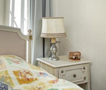 Starožitná stolní lampička z bílého kovu Starožitná stolní lampička z bílého kovu