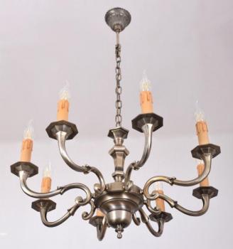 Zrestaurovaný kovový lustr. Osmiramenný Zrestaurovaný kovový lustr. Osmiramenný