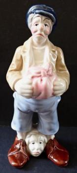 Soška muže s hlavou u nohou Soška muže s hlavou u nohou