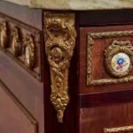 Televizní skříň s mramorovou deskou  Televizní skříň s mramorovou deskou