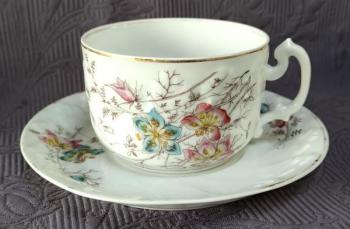 Šálek s podšálkem, plasticky zdobený Šálek s podšálkem, plasticky zdobený