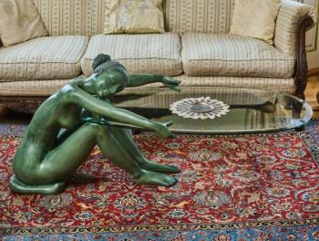 Konferenční stolek bronzová socha mladé ženy Konferenční stolek bronzová socha mladé ženy