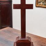 Starožitný stolní krucifix z masivního mahagonu Starožitný stolní krucifix z masivního mahagonu