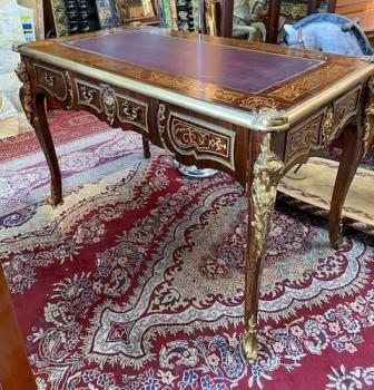 Prostorový psací stůl v bronzové montáži  Prostorový psací stůl v bronzové montáži