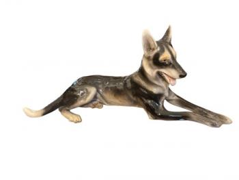 Ležící pes – Goldscheider Ležící pes – Goldscheider