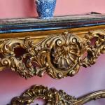 Bohatě vyřezávaný konzolový stůl s mramorem Bohatě vyřezávaný konzolový stůl s mramorem