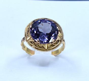 Zlatý prsten s alexandritem Zlatý prsten s alexandritem