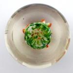 Skleněné těžítko s kvítky s červeným okrajem Skleněné těžítko s kvítky s červeným okrajem