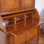 Intarzovaný sekretář s knihovnou a psací deskou Intarzovaný sekretář s knihovnou a psací deskou