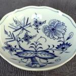 Miska III., cibulový vzor, zn. Míšeň  Miska III., cibulový vzor, zn. Míšeň