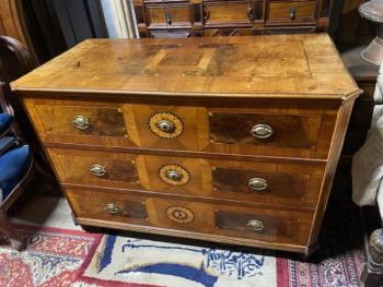 Intarzovaná komoda  Intarzovaná komoda