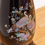 Porcelánový květináč na podstavci s dekorem pávů Porcelánový květináč na podstavci s dekorem pávů