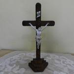 Porcelánový Ježíš Kristus na dřevěném kříži Porcelánový Ježíš Kristus na dřevěném kříži