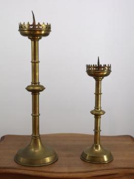 Párové neogotické svícny z mosazi Párové neogotické svícny z mosazi