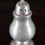 Soubor cínového nádobí z 19. století Soubor cínového nádobí z 19. století