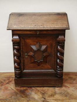 Barokní komoda se sekretářem 18. století Barokní komoda se sekretářem 18. století