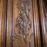 Zámecká dubová skříň z 19. století Zámecká dubová skříň z 19. století