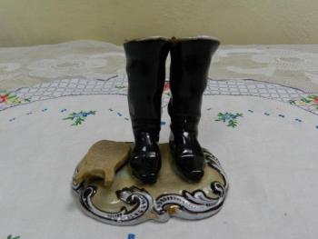 Figurální porcelánové škrtátko - Čechy, 19. stol. Figurální porcelánové škrtátko - Čechy, 19. stol.