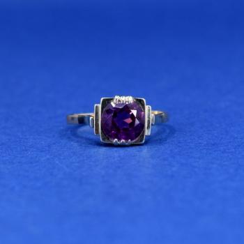 Zlatý prsten s červeným kamenem Zlatý prsten s červeným kamenem