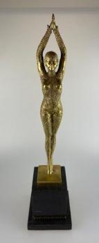 Bronzová socha ženy ve stylu Art-Deco Bronzová socha ženy ve stylu Art-Deco