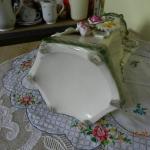 Secesní váza zdobená plastickými květy Secesní váza zdobená plastickými květy