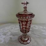 Masivní broušený pohár s poklopem Masivní broušený pohár s poklopem