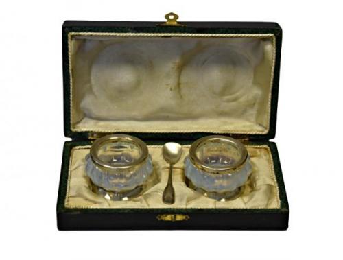 Souprava z opálového skla v originální kazetě Souprava z opálového skla v originální kazetě