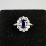 Zlatý prsten se safírem a diamanty Zlatý prsten se safírem a diamanty