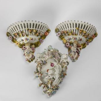 214. Pár figurálních konzolí a nástěnný svícen 214. Pár figurálních konzolí a nástěnný svícen