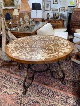 Bohatě vykládaný jídelní stůl rohovinou Bohatě vykládaný jídelní stůl rohovinou