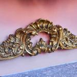 Bohatě vyřezávaný konzolový stůl s mramorem Bohatě vyřezávaný konzolový stůl s mramorem