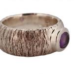 ROBUSTNÍ STŘÍBRNÝ PLASTICKÝ PRSTEN S AMETYSTEM ROBUSTNÍ STŘÍBRNÝ PLASTICKÝ PRSTEN S AMETYSTEM