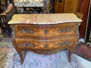 Komoda s mramorovou deskou Komoda s mramorovou deskou